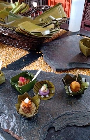 Recipientes y empaques elaborados con hojas de plátano